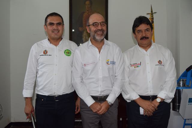 Durante su permanencia en Neiva, el ministro Sánchez visitó DIARIO DEL HUILA. En la gráfica apreciamos a Rodneit Perdomo, director de Vivienda del Huila, Camilo Sánchez y Carlos Julio González, gobernador del Huila.